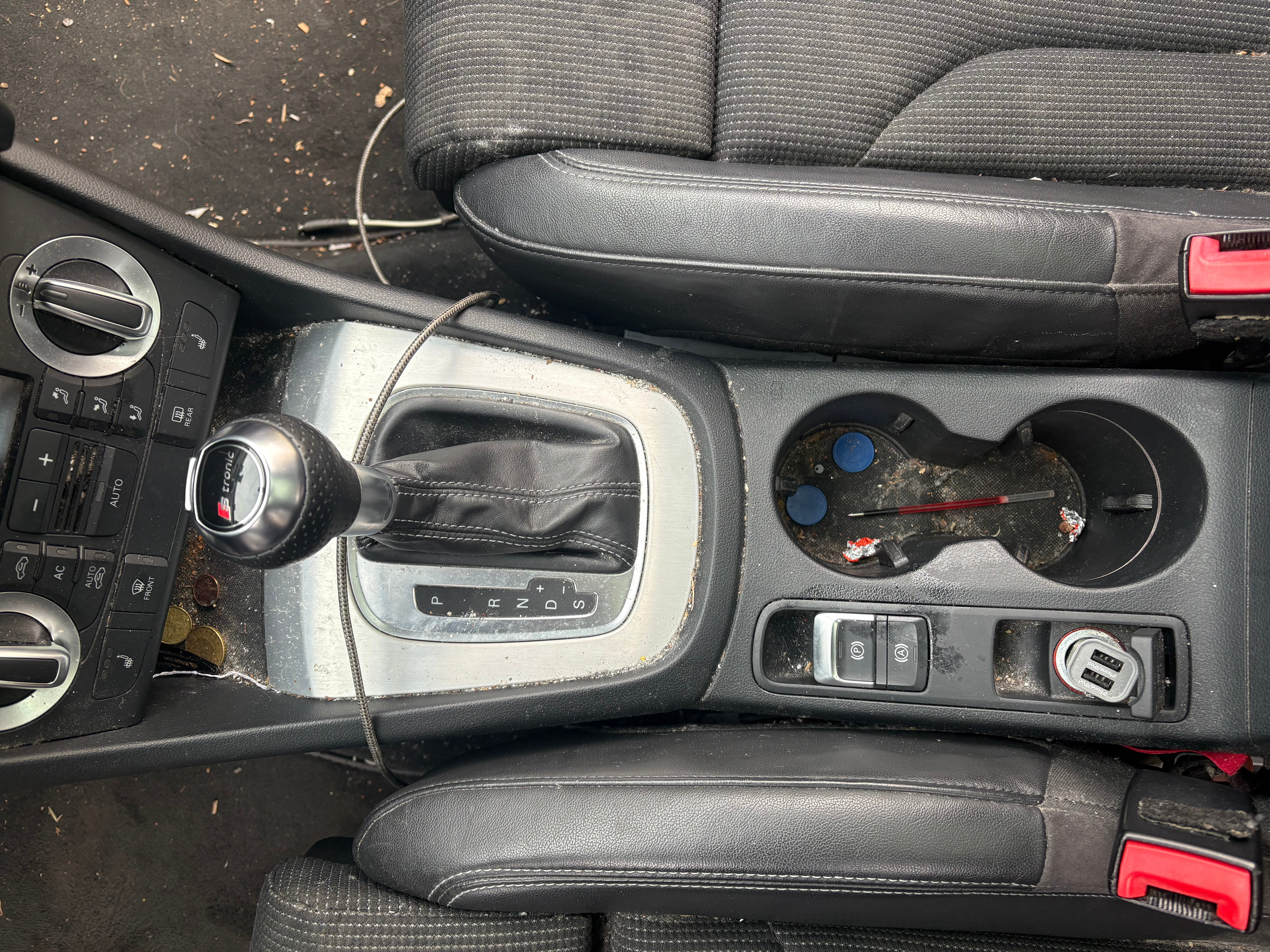 Avant et après nettoyage intérieur de voiture – habitacle profondément rénové
